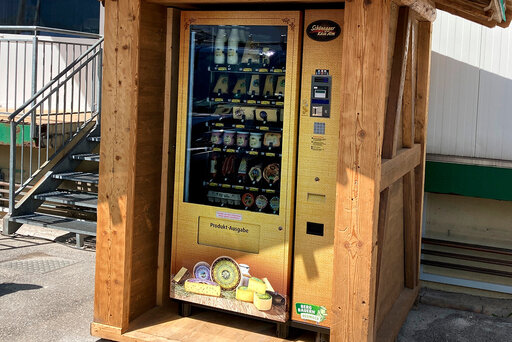 Käseverkaufsautomat unter einem Holzhüttchen mit einer großen Auswahl an Heumilchkäsespezialitäten in Reutte