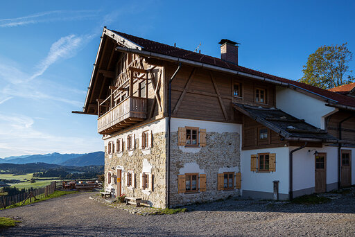 schönes uriges Bauernhaus mit Balkon und wunderschönem Ausblick in die herrliche Berglandschaft der Ammergauer Alpen