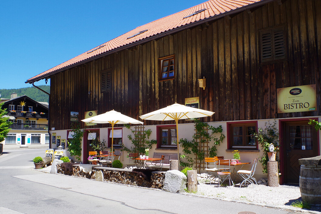 schöner Käseverkaufsladen mit einer Holzfassade und einer schönen gemütlichen Terrasse in Oberammergau
