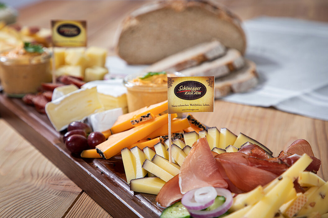 leckere Brotzeitplatte mit feinen Heumilch-Käsespezialitäten und Wurstspezialitäten