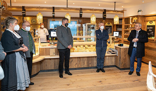 Ladeneröffnung eines urigen schönen Käseverkaufsladen in Riezlern mit vielen Besuchern