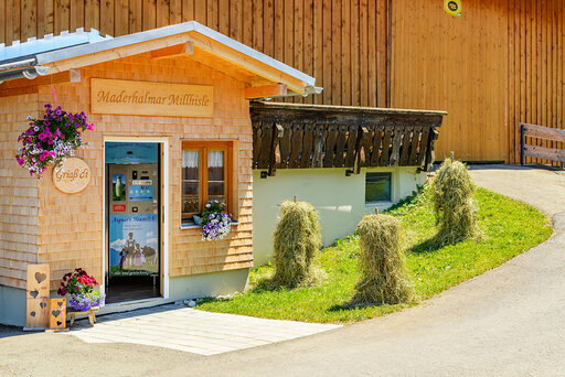 Käseverkaufsautomat in einer geschindelten Hütte beim Maderhalmar Millhisle in Fischen im Allgäu