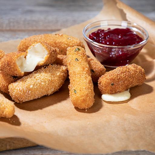 Knusprige Mozzarella- Sticks mit flüssig- verlaufendem Mozzarella Käse serviert mit Preiselbeermarmelade zum dippen