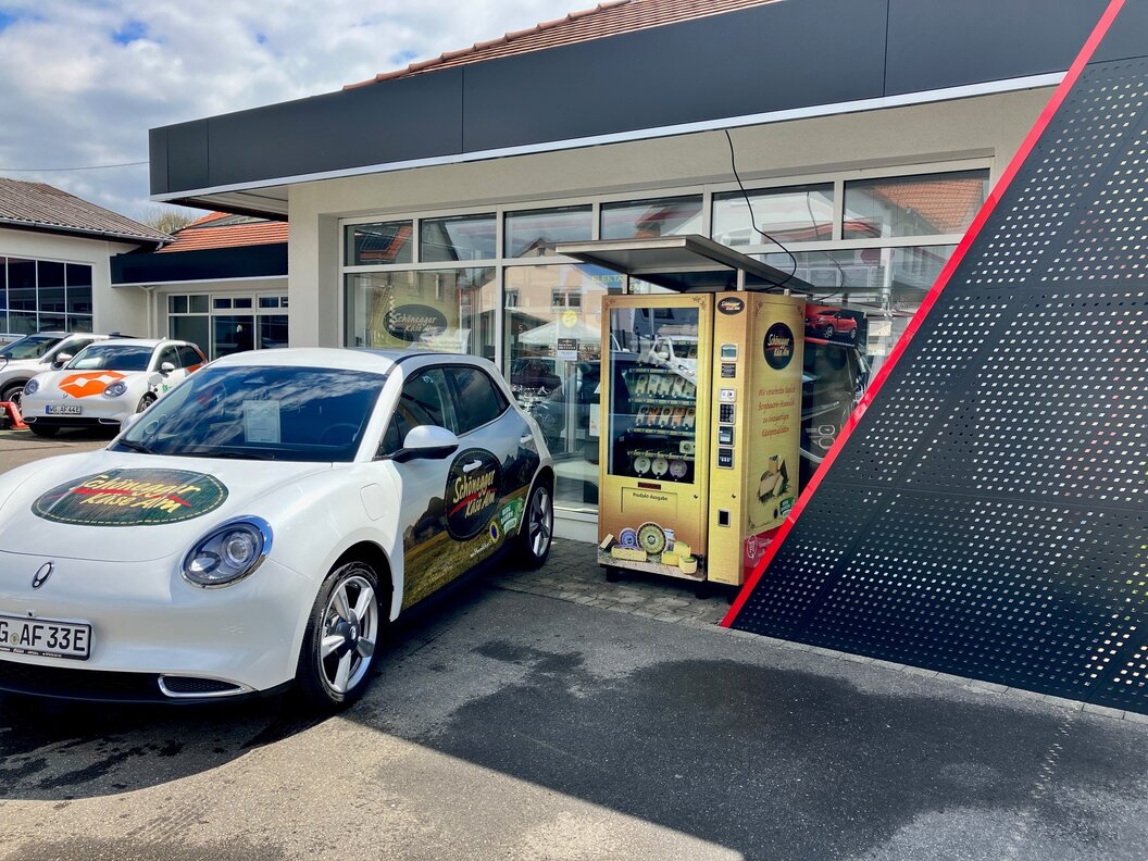 Käseverkaufsautomat gefüllt mit leckeren Heumilchspezialitäten beim Autohaus Fimpel in Amtzell