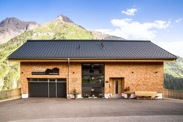 Bildegg Appartements mit Holzfassade und modernem Stil mit atemberaubenden Blick in die Berge in Warth am Arlberg
