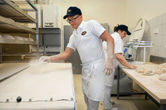 Bäckermeister in seiner Backstube bei der Vorbereitung zum Brot backen