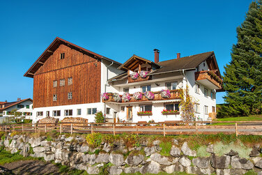 schöner großer Bauernhof in herrlicher Lage mit schönem Ausblick und großem Garten