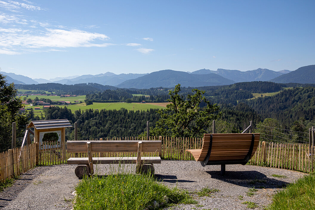 zwei gemütliche Aussichtsbänke neben dem Wildgehege mit traumhaftem Blick in die Ammergauer Berge 
