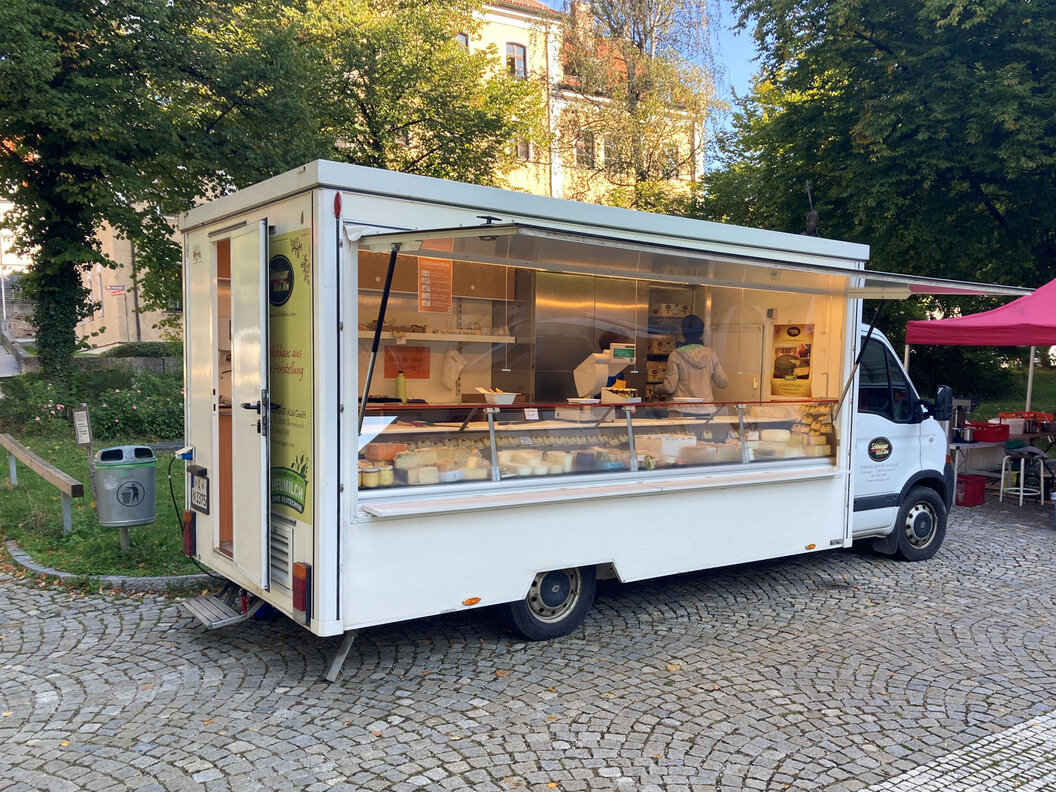 Verkaufswagen mit leckeren Käseschmankerln auf den Wochenmärkten in Freising 