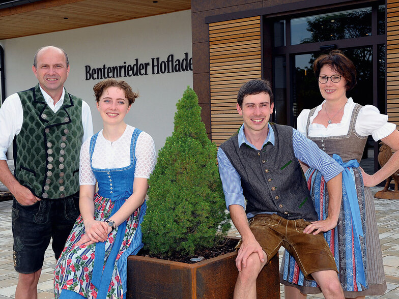 Familie Bentenrieder vor dem Bentenrieder Hofladen schön gekleidet in TRacht