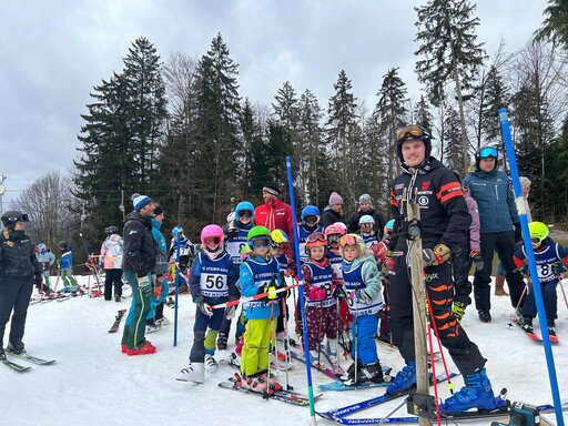 Schönegger Cup Gruppenbild von glücklichen Kindern beim Skifahren mit Skilehrern