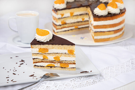 leckere Sahnetorte aus Biskuit mit Mandarinen und Schokolade verfeinert und verziert