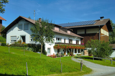 Wohnhaus mit angebauten Hof und einer Tenne umrundet von einem wunderschönen Garten mit vielen Gräsern, Kräutern und Blumen