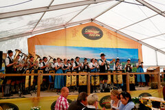 30 jähriges Firmenjubiläum der Schönegger Käse-Alm mit den Almmusikanten in einem mit Menschen gefüllten Bierzelt
