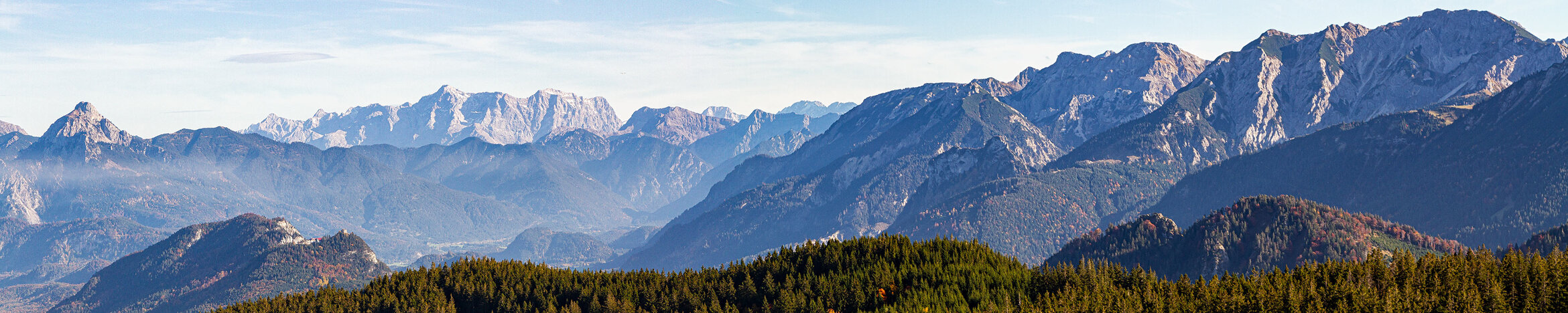 Schöne Berglandschaft mit strahlend blauem Himmel im Hintergrund