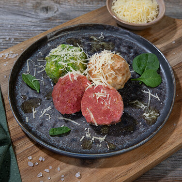 leckere Knödel Dreierlei mit Bärlauch und Roter Bete verfeinert mit Parmesan verziert mit Basilikum