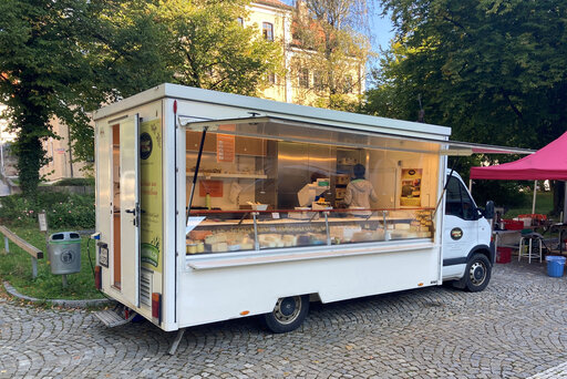 Verkaufswagen mit leckerem Heumilchkäse auf Wochenmärkten in Freising