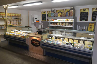 kleiner Käseverkaufsladen mit leckeren Heumilchspezialitäten in München-Sendling