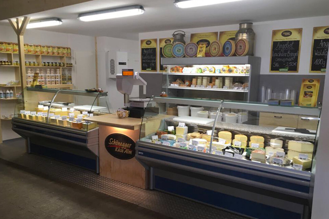 kleiner Käseverkaufsladen mit leckeren Heumilchspezialitäten in München-Sendling