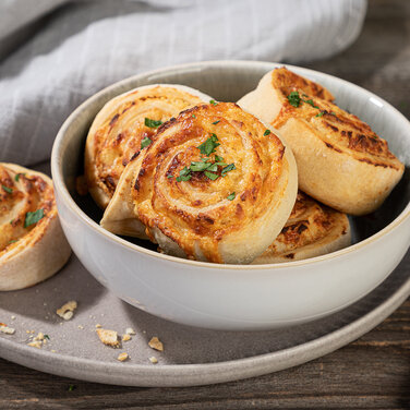 leckere Schnecken mit Obazda Füllung verfeinert mit Kräutern  eignen sich perfekt als Fingerfood für Geburtstage  
