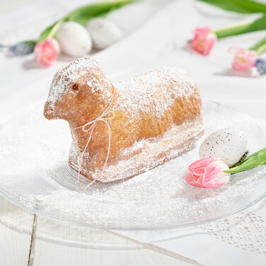 Rezept für Ostern. Saftiges Osterlamm mit Puderzucker überstreut.