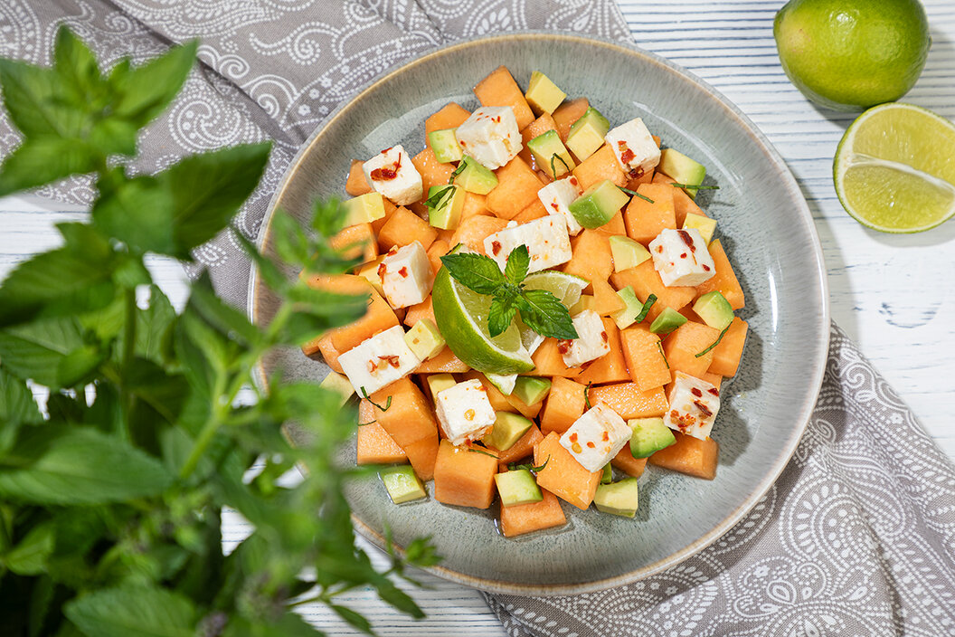 Leckerer Melonensalat mit Avocado und Feta. Scharfe Edelziege in einem Melonensalat. Sommerliche Rezepte.