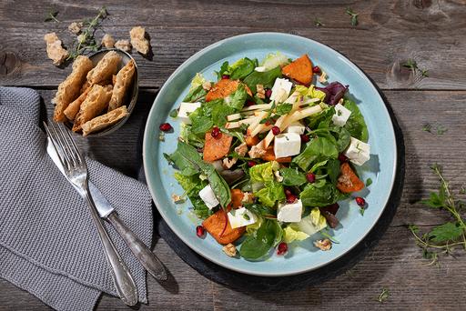 Süßkartoffel Salat selber machen. Erfrischender Salat mit Süßkartoffeln und Feta. Perfektes Rezept für heiße Sommertage.