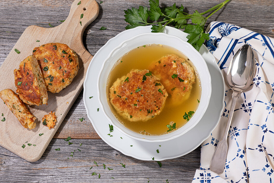 Käsknödel selber machen. Leckere gelb- gold herausgebratene Käsknödel in einer heißen Brühe. Garniert mit Petersilie. 