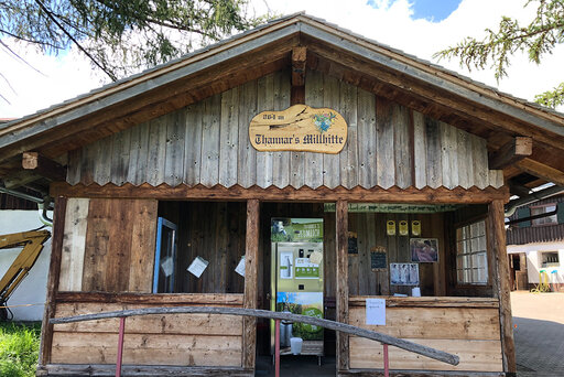 urige Hütte mit einem großen Käseverkaufsautomat der leckere Milch und Käsespezialitäten beinhaltet in Ofterschwang