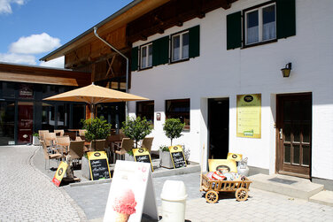 schöner Käseverkaufsladen in Mauerstetten mit gemütlicher Terrasse