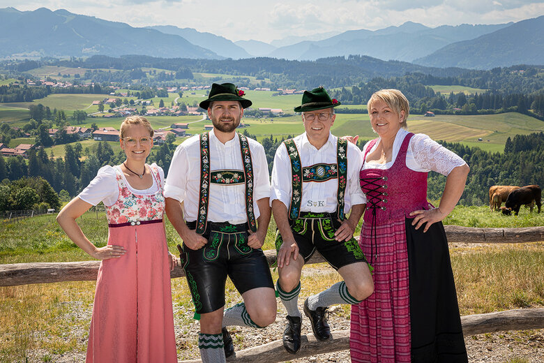 Familie Krönauer in der Schönegg mit wunderschönem Ausblick in die Berge und faszinierender Landschaft bei Sonnenschein