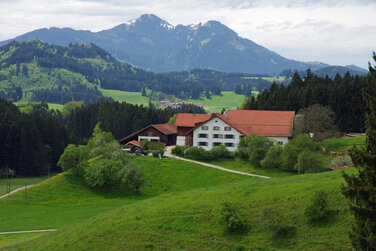 Großer Bauernhof mit einem schönen Panoramablick in die verschneiten Berge