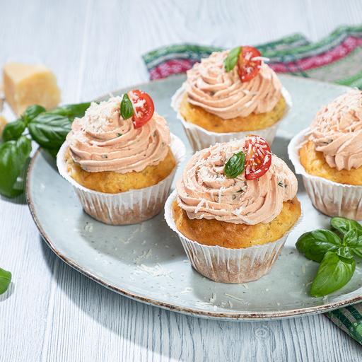 leckere Käse Cupcakes mit Tomatentopping verziert mit Basilikum