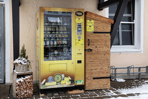 Verkaufsautomat mit Heumilchspezialitäten in Wertach im Allgäu vor der Sennerei 