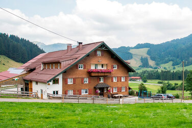 großer Bergbauernhof mit großem Garten und wunderschönem Panoramablick in die Berge 