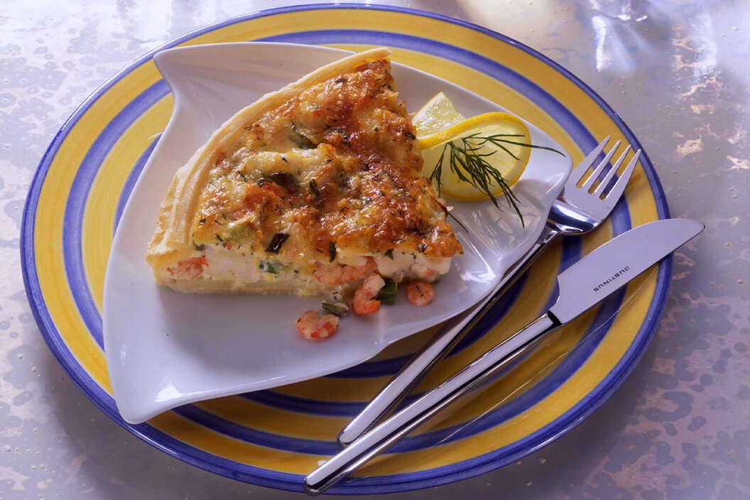 Fisch-Quiche auf einem Holzbrett