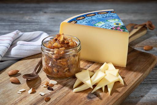 leckeres Bratapfel Chutney mit Käse von der Schönegger Käse Alm selber machen. Im Hintergrund ist ein von einem Laib abgeschnittenes Stück Käse.