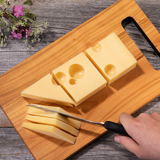 cremigen Emmentaler in Stücke geschnitten auf einem Holzbrett