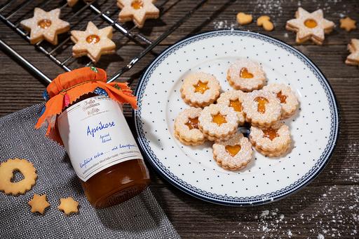 Plätzchen Rezept. Weihnachtliche Spitzbuben Plätzchen gefüllt mit Aprikosenkonfitüre selber machen.