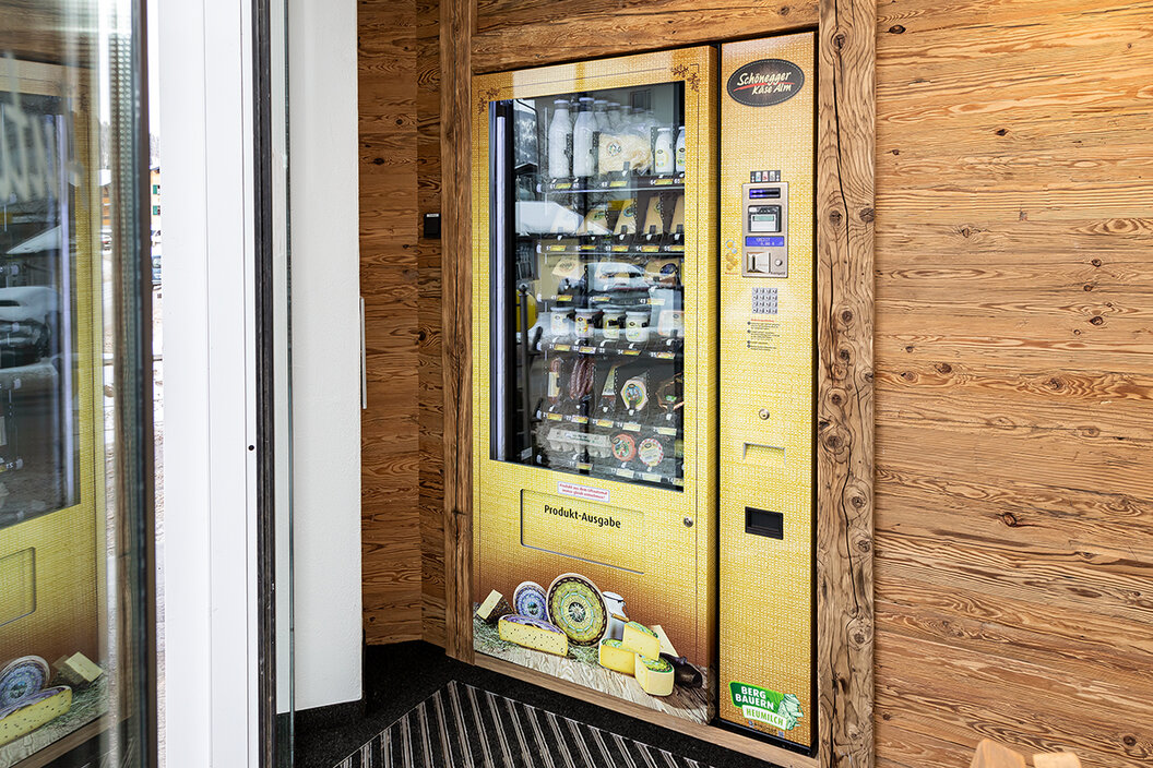 Käseautomat im Eingangsbereich der Schönegger Käse-Alm in Riezlern 