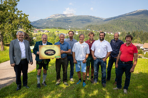 Das Kleinwalsertal wird zur Heumilch Region gekürt von der Schönegger Käse Alm