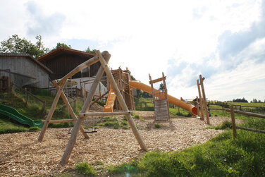 großer vielfältiger Spielplatz in einer traumhaften Lage mit Bergblick in die Ammergauer Alpen