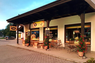 Käseverkaufsladen in Kreuth mit einer schönen Terrassen vor dem Laden