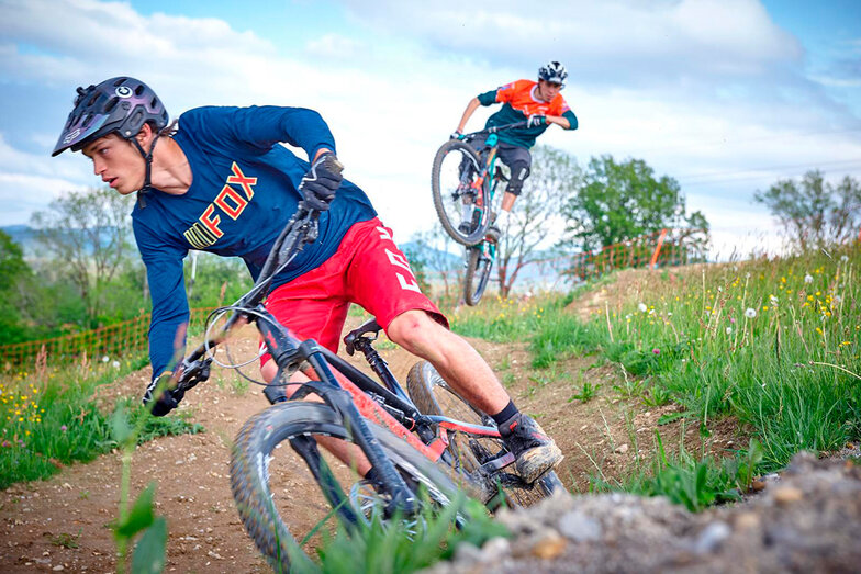 Sportler auf einem Fahrrad in einem Bikepark der Max-Wild-Arena bei Isny 