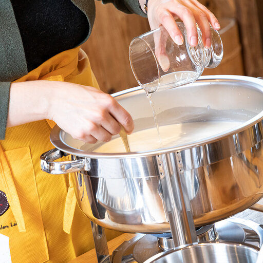 der erhitzen Milch im Kochtopf Lab beigeben und umrühren