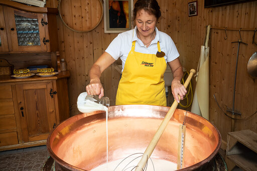 Herstellung von Käse in einem großem Kupferkessel beim Schaukäsen in der Schönegger Käse-Alm in Schönegg/Rottenbuch