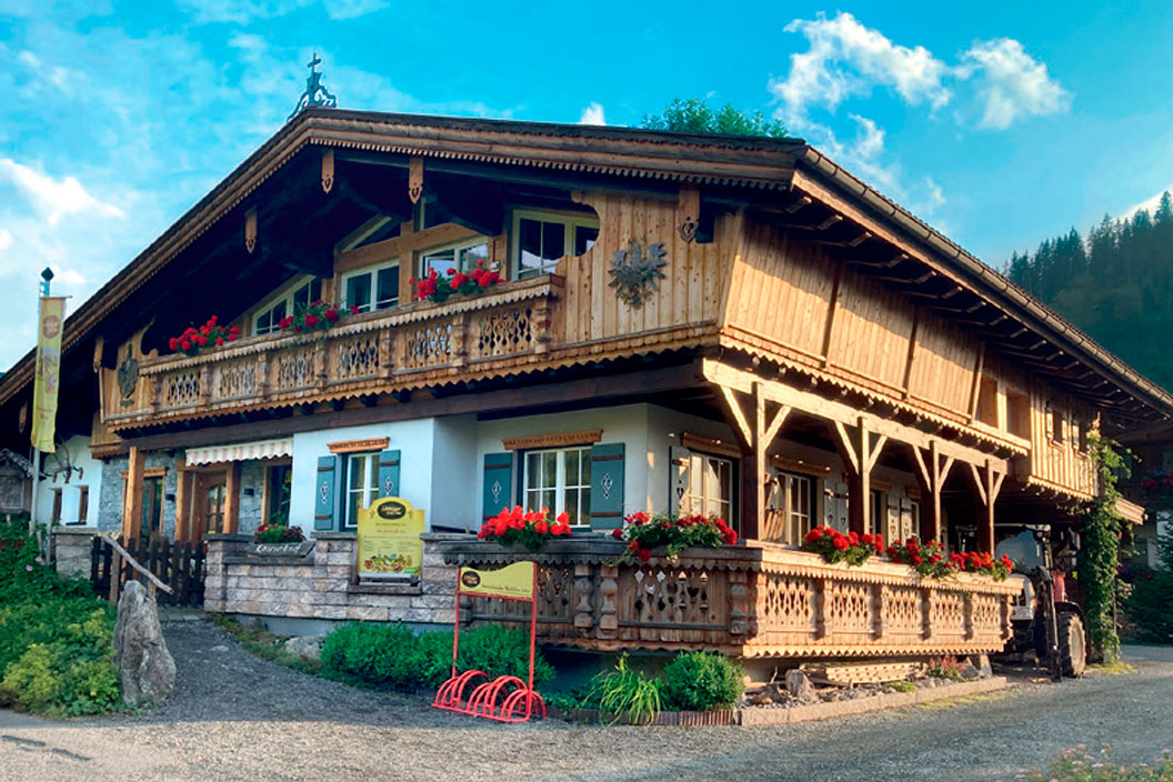 große urige Käsealm in Tannheim mit einem großen Balkon und einer wunderbaren Aussicht