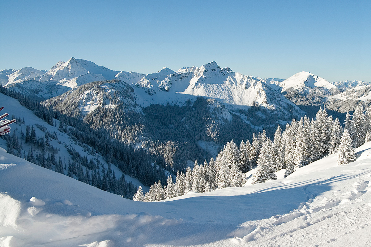 wunderschöne verschneite Berglandschaft mit strahlend blauem Himmel